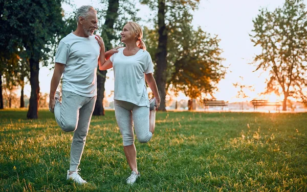 Senior Paar Doet Sport Buitenshuis Die Zich Uitstrekt Park Tijdens — Stockfoto