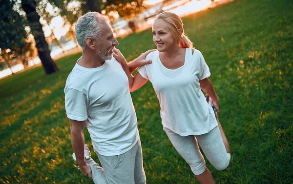 Seniorenpaar Treibt Sport Freien Stretching Park Bei Sonnenaufgang — Stockfoto