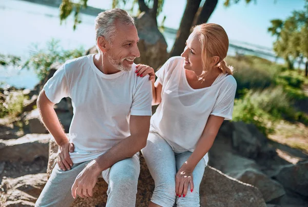 Seniorenpaar Verbringt Zeit Gemeinsam Freien Bärtiger Schöner Mann Und Attraktive — Stockfoto