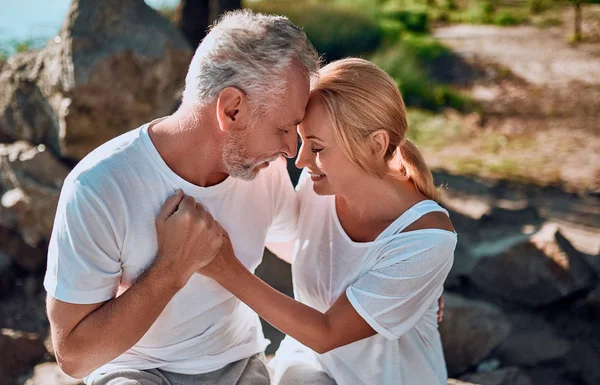 Pareja Mayor Está Pasando Tiempo Juntos Aire Libre Barbudo Hombre — Foto de Stock