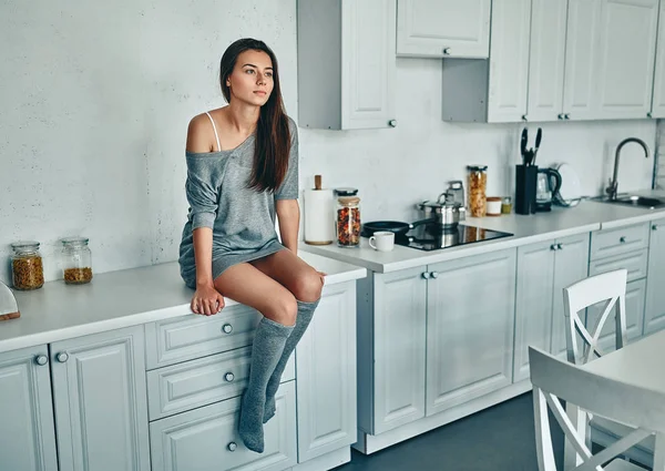 Buongiorno Buongiorno Attraente Giovane Donna Sta Riposando Casa Ragazza Cucina — Foto Stock