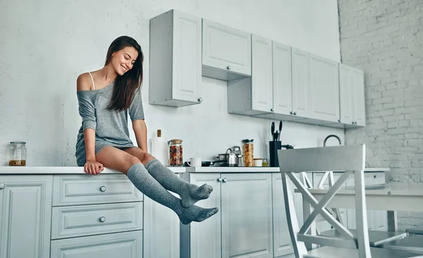 早上好 有吸引力的年轻女子在家休息 厨房女孩 — 图库照片