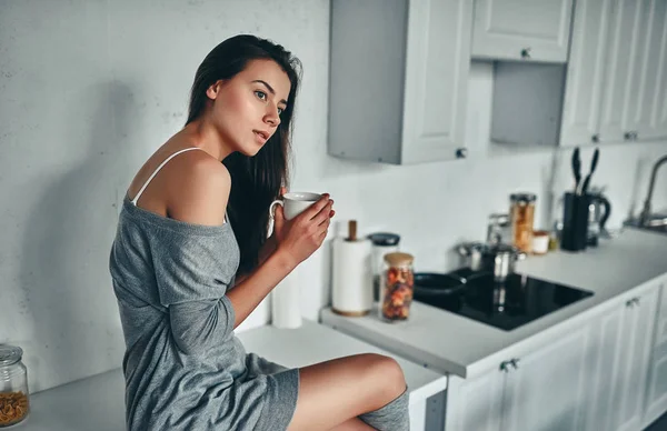 Bom Dia Uma Jovem Atraente Está Descansando Casa Menina Cozinha — Fotografia de Stock