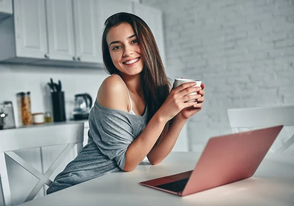 Buenos Días Una Joven Atractiva Está Descansando Casa Chica Cocina — Foto de Stock