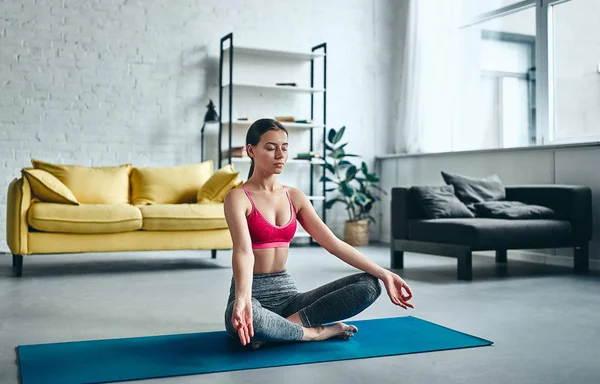 Jovem Atraente Sportswear Está Fazendo Ioga Casa — Fotografia de Stock