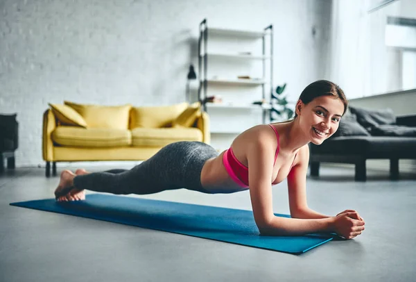 Aantrekkelijke Jonge Vrouw Sportkleding Doet Yoga Thuis — Stockfoto