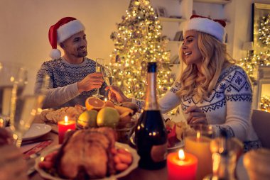 Mutlu Noeller ve mutlu yeni yıl! Festival aile yemeği. Kış tatili birlikte kutluyor
