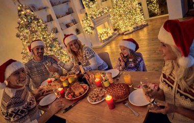 Mutlu Noeller ve mutlu yeni yıl! Festival aile yemeği. Kış tatili birlikte kutluyor