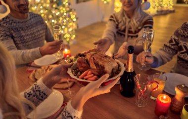 Mutlu Noeller ve mutlu yeni yıl! Festival aile yemeği. Kış tatili birlikte kutluyor