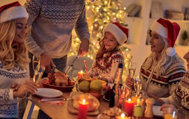Mutlu Noeller ve mutlu yeni yıl! Festival aile yemeği. Kış tatili birlikte kutluyor