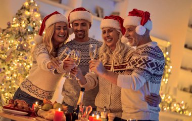 Mutlu Noeller ve mutlu yeni yıl! Festival aile yemeği. Kış tatili birlikte kutluyor