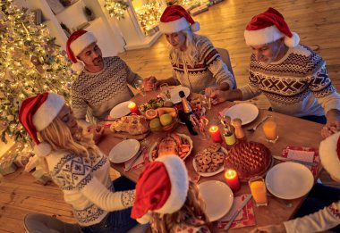 Mutlu Noeller ve mutlu yeni yıl! Festival aile yemeği. Kış tatili birlikte kutluyor