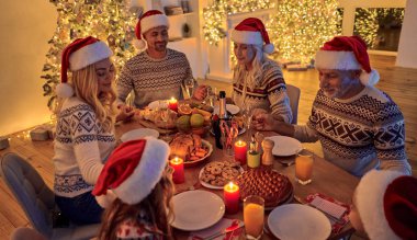 Mutlu Noeller ve mutlu yeni yıl! Festival aile yemeği. Kış tatili birlikte kutluyor