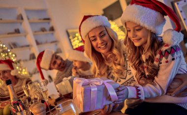 Mutlu Noeller ve mutlu yeni yıl! Festival aile yemeği. Kış tatili birlikte kutluyor