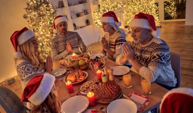 Mutlu Noeller ve mutlu yeni yıl! Festival aile yemeği. Kış tatili birlikte kutluyor