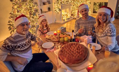 Mutlu Noeller ve mutlu yeni yıl! Festival aile yemeği. Kış tatili birlikte kutluyor