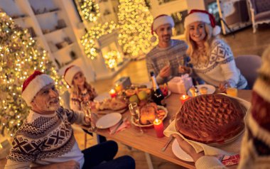 Mutlu Noeller ve mutlu yeni yıl! Festival aile yemeği. Kış tatili birlikte kutluyor