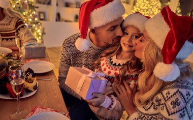 Mutlu Noeller ve mutlu yeni yıl! Festival aile yemeği. Kış tatili birlikte kutluyor