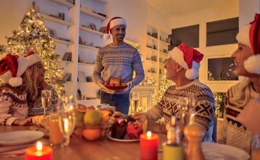 Mutlu Noeller ve mutlu yeni yıl! Festival aile yemeği. Kış tatili birlikte kutluyor
