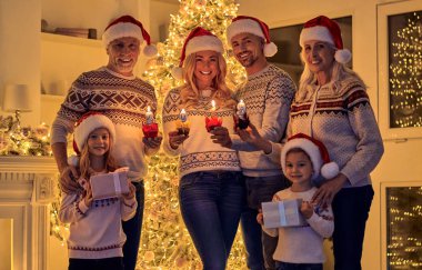 Mutlu Noeller ve mutlu yeni yıl! Mutlu aile kutluyor kış tatili evde. Anne ve büyükanne ve büyükbaba Noel yılbaşı ağacının yanında dururken bekliyor.