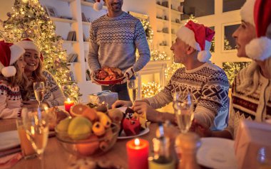 Mutlu Noeller ve mutlu yeni yıl! Festival aile yemeği. Kış tatili birlikte kutluyor
