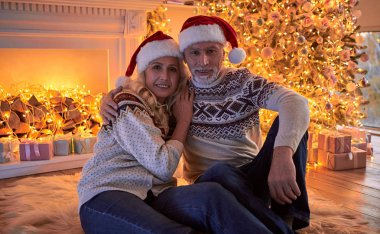 Mutlu Noeller ve mutlu yeni yıl! Aşk hiçbir yaş var! Üst düzey romantik çift evde tatil kutluyor. Büyükanne ve büyükbaba içinde yeni yıl arifesi.