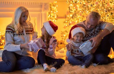 Mutlu Noeller ve mutlu yeni yıl! Mutlu aile kutluyor kış tatili evde. Dedesi ve birlikte Noel bekliyor torun.