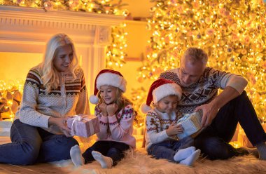 Mutlu Noeller ve mutlu yeni yıl! Mutlu aile kutluyor kış tatili evde. Dedesi ve birlikte Noel bekliyor torun.