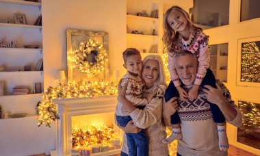 Mutlu Noeller ve mutlu yeni yıl! Mutlu aile kutluyor kış tatili evde. Dedesi ve birlikte Noel bekliyor torun.