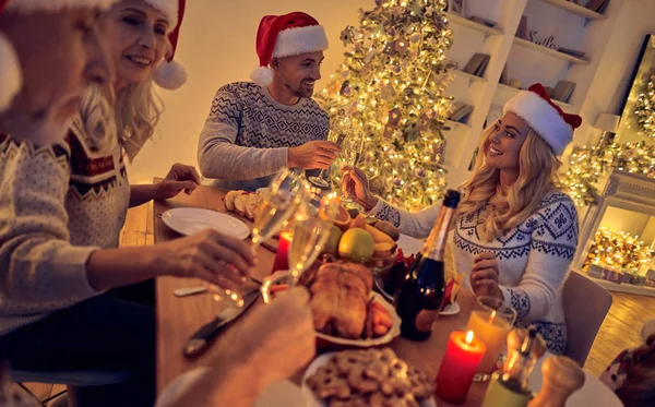 God Jul Och Gott Nytt Festlig Familjemiddag Firar Vintersemester Tillsammans — Stockfoto