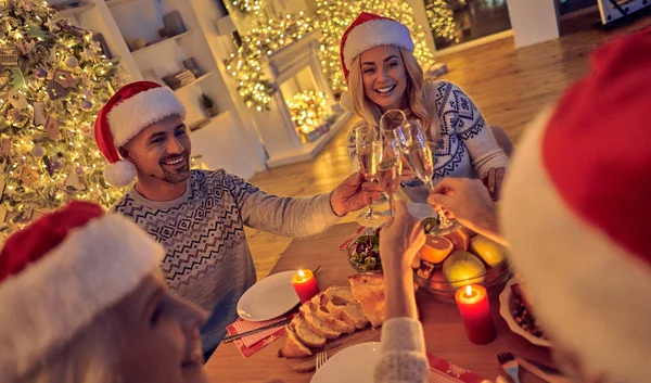 Mutlu Noeller ve mutlu yeni yıl! Festival aile yemeği. Kış tatili birlikte kutluyor