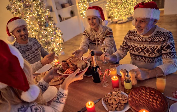 Frohe Weihnachten Und Ein Gutes Neues Jahr Festliches Familienessen Winterurlaub — Stockfoto