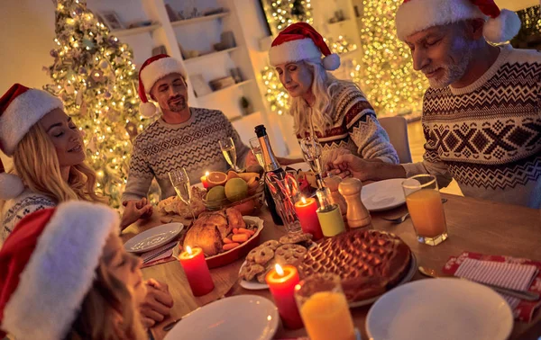 God Jul Och Gott Nytt Festlig Familjemiddag Firar Vintersemester Tillsammans — Stockfoto
