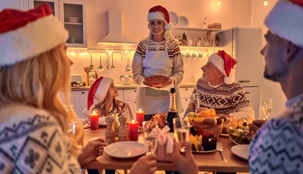 God Jul Och Gott Nytt Festlig Familjemiddag Firar Vintersemester Tillsammans — Stockfoto