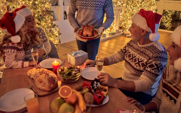 Mutlu Noeller ve mutlu yeni yıl! Festival aile yemeği. Kış tatili birlikte kutluyor