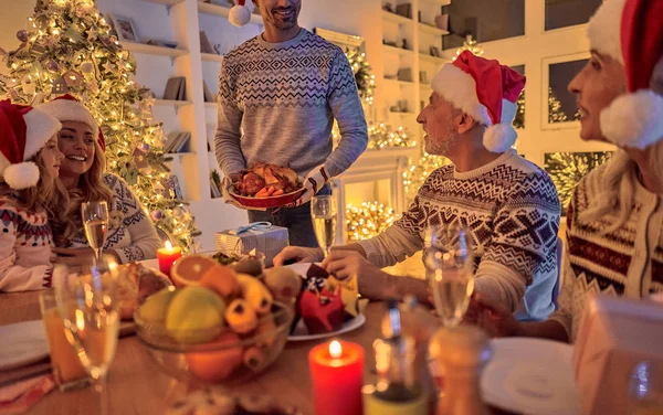 God Jul Och Gott Nytt Festlig Familjemiddag Firar Vintersemester Tillsammans — Stockfoto