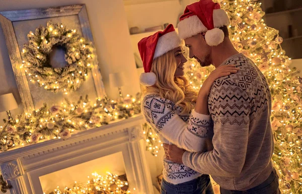 Різдвом Новим Роком Романтична Пара Святкує Зимові Свята Вдома Разом — стокове фото