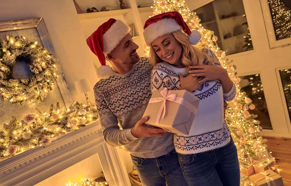 God Jul Och Gott Nytt Romantiska Par Firar Vintersemester Hemma — Stockfoto