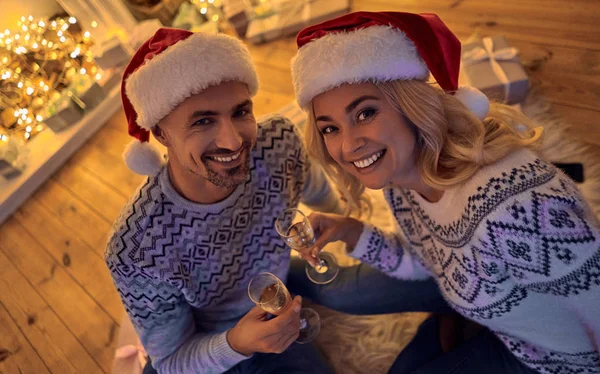 Mutlu Noeller ve mutlu yeni yıl! Romantik Çift kış tatili evde birlikte kutluyor.