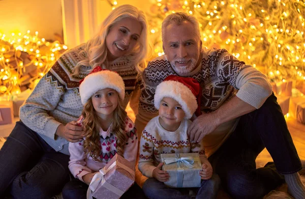God Jul Och Gott Nytt Lycklig Familj Fira Vintersemester Hemma — Stockfoto