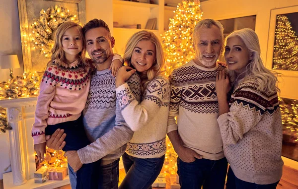 God Jul Och Gott Nytt Lycklig Familj Fira Vintersemester Hemma — Stockfoto