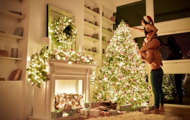 Mutlu Noeller ve mutlu yeni yıl! Seksi tutkulu çift birlikte Noel kutluyor. Çekici genç kadın iç çamaşırı ve yeni yıl için bekleyen yakışıklı sakallı adam.