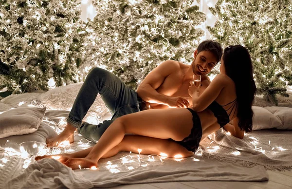 Prettige Kerstdagen Gelukkig Nieuwjaar Sexy Gepassioneerd Paar Samen Kerst Vieren — Stockfoto