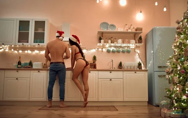 Prettige Kerstdagen Gelukkig Nieuwjaar Sexy Gepassioneerd Paar Keuken Aantrekkelijke Jonge — Stockfoto