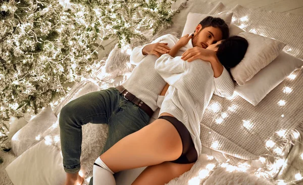 Prettige Kerstdagen Gelukkig Nieuwjaar Sexy Gepassioneerd Paar Samen Kerst Vieren — Stockfoto