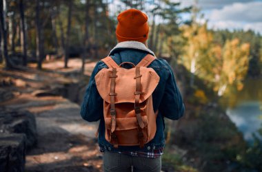 Yeni yerler keşfetmek çekici genç kadın. Güzel kadın turist niteliğine.