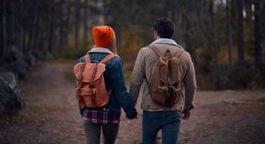 Turist genç çift yeni yerler keşfediyoruz. Çekici genç kadın ve yakışıklı sakallı adam birlikte doğa üzerinde vakit.