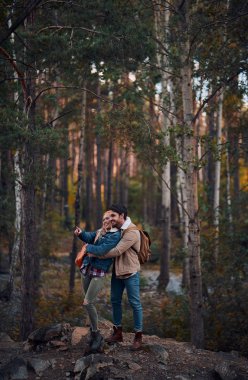 Turist genç çift yeni yerler keşfediyoruz. Çekici genç kadın ve yakışıklı sakallı adam birlikte doğa üzerinde vakit.