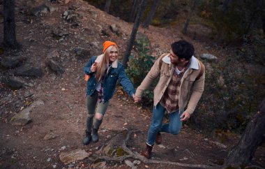 Turist genç çift yeni yerler keşfediyoruz. Çekici genç kadın ve yakışıklı sakallı adam birlikte doğa üzerinde vakit.