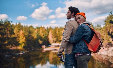 Turist genç çift yeni yerler keşfediyoruz. Çekici genç kadın ve yakışıklı sakallı adam birlikte doğa üzerinde vakit.